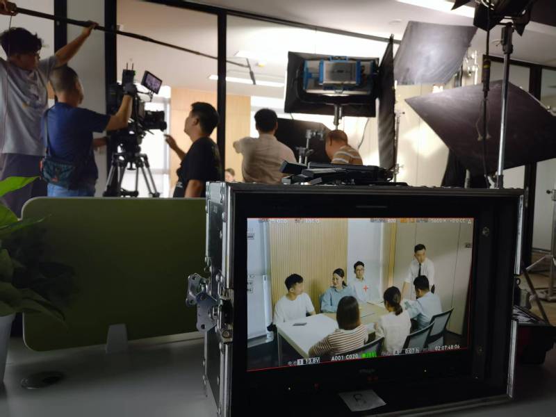 芗城区TVC拍摄公司：科技产品视觉化大师，诠释未来感与功能美学